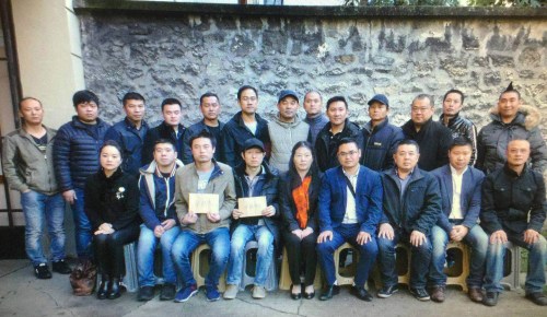 巴黎華助中心看望被打中國同胞。（《歐洲時(shí)報(bào)》/記者黃冠杰 攝）