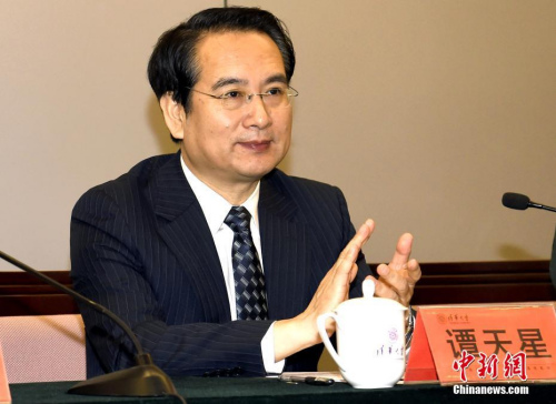 11月6日，由國(guó)務(wù)院僑辦、中國(guó)海外交流協(xié)會(huì)主辦，清華大學(xué)繼續(xù)教育學(xué)院承辦的第53、54、55、56期僑領(lǐng)研習(xí)班開班儀式在清華大學(xué)舉行。國(guó)務(wù)院僑辦副主任譚天星出席開班儀式并致辭。<a target='_blank' >中新社</a>記者 張勤 攝