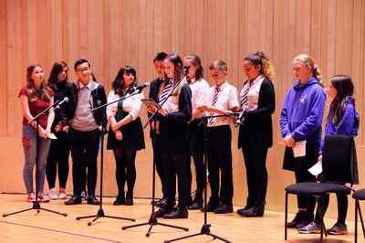 學生代表紛紛上臺分享學習經(jīng)驗。