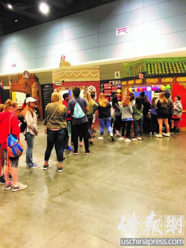 中國美食攤點前排隊的學生。（美國《僑報》/楊建平 攝)