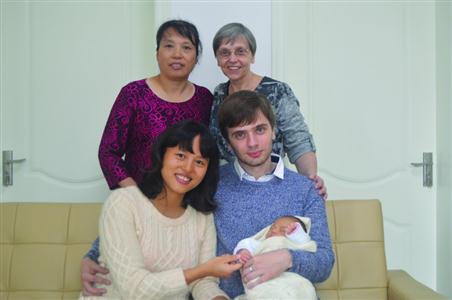 亞當（前排右一）一家。　均資料照片