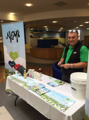 亨德森在宣傳自家牛奶。（英國(guó)《華聞周刊》微信公眾號(hào)“華聞派”）