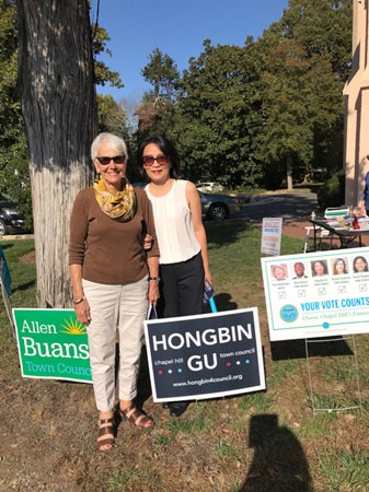 顧泓彬和她的鐵粉黛比芬(Debbie Finn)合影。(美國(guó)《世界日?qǐng)?bào)》/王明心 攝)