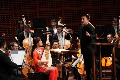 琵琶演奏家吳蠻領(lǐng)銜演奏《琵琶與弦樂隊(duì)協(xié)奏曲》。