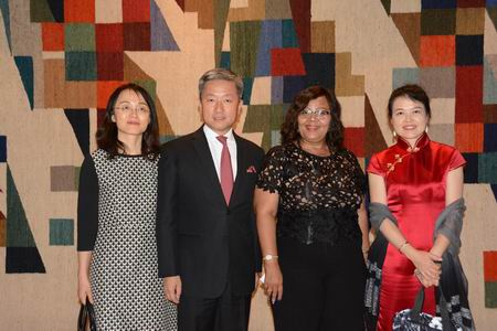 張大使夫婦與納文化部長希馬爾瓦、云南省文化廳王江紅副廳長合影。