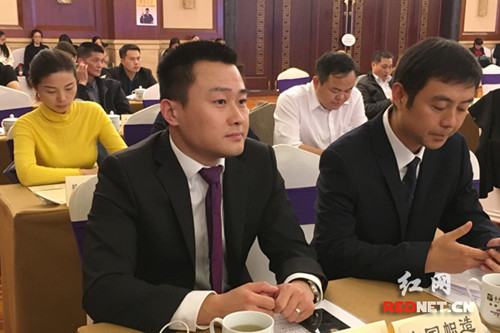 英國(guó)湖南商會(huì)副會(huì)長(zhǎng)胡鍇鐵(前左)。