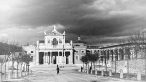 1942年，關(guān)押華僑的格拉薩索集中營——格拉薩索的天主教堂，晚上華僑們就被關(guān)押在圖右的房子里