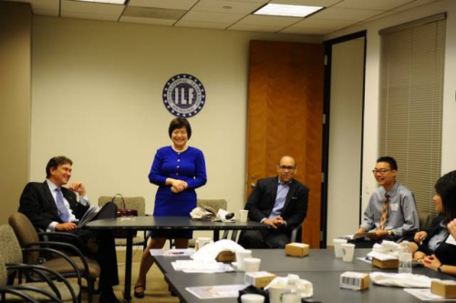 董繼玲和杰龍（左一）在白宮計劃的定向訓(xùn)練課上