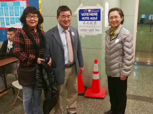 華裔支持者們祝賀顧雅明(中)成功連任。(美國《世界日報》/朱蕾 攝)