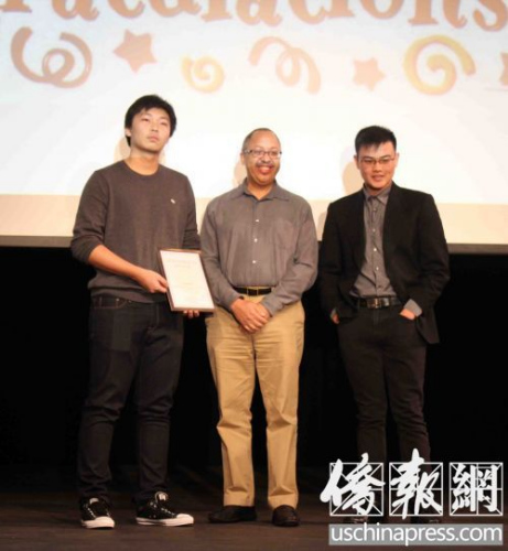 王資逸(左)在飛達(dá)文教基金會(huì)舉行的頒獎(jiǎng)暨慈善捐款活動(dòng)上領(lǐng)獎(jiǎng)。(美國(guó)《僑報(bào)》/張苗 攝)