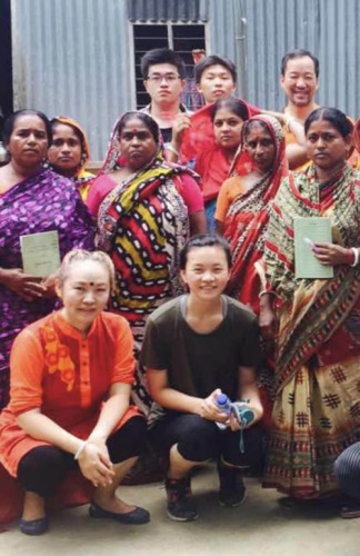 2016年王資逸(后排中)參加由張翊彬校長(zhǎng)(前排左)和魏昕老師(后排右)帶隊(duì)到孟加拉的扶貧活動(dòng)(美國(guó)《僑報(bào)》)