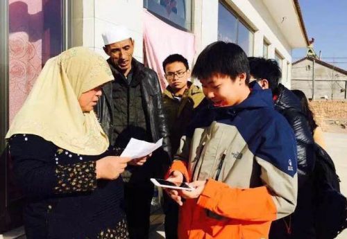 2016年冬季王資逸(右)在中國(guó)寧夏參加扶貧工作(美國(guó)《僑報(bào)》)