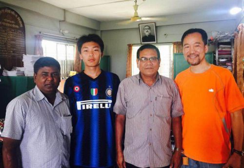 2016年夏季王資逸(左2)在孟加拉參加實(shí)習(xí)。右1是他的老師魏昕(美國(guó)《僑報(bào)》)