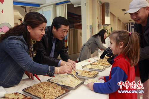 品嘗中華美食 （希臘《中希時(shí)報(bào)》）