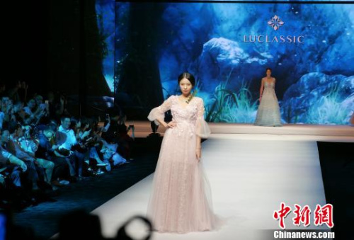 廣東潮州舉辦國際婚紗禮服周，連續(xù)上演十余場(chǎng)婚紗禮服秀，展示中國最新婚紗禮服潮流?！￡悊⑷?攝