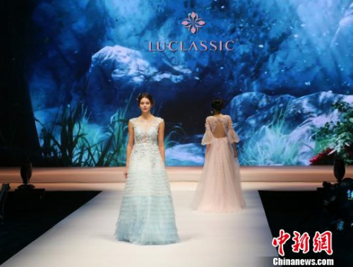 廣東潮州舉辦國際婚紗禮服周，連續(xù)上演十余場(chǎng)婚紗禮服秀，展示中國最新婚紗禮服潮流?！￡悊⑷?攝