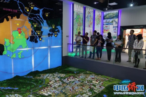 11月9日，中央媒體“走基層·僑鄉(xiāng)行”采訪團一行抵達臺山工業(yè)新城，了解臺山作為“珠西戰(zhàn)略”重要節(jié)點的發(fā)展面貌。下午赴新會，采訪財富環(huán)保電鍍產(chǎn)業(yè)園，了解江門市參與粵港澳大灣區(qū)建設情況。記者 周乾憲 攝