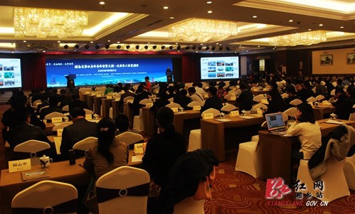 7日，“湖南省第四屆僑商僑智聚三湘——走進(jìn)偉人故里湘潭”縣市區(qū)園區(qū)招商推介上，湘鄉(xiāng)成功簽約兩個(gè)項(xiàng)目，簽約資金20億元。