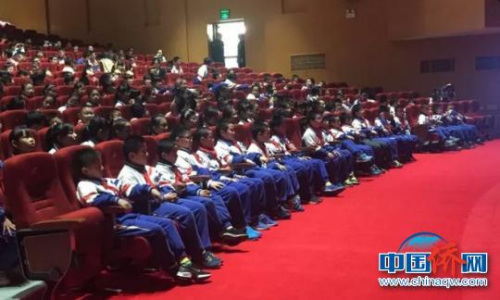 青田縣實(shí)驗(yàn)小學(xué)的600余名學(xué)生觀看演出?！∏嗵飪S辦　攝