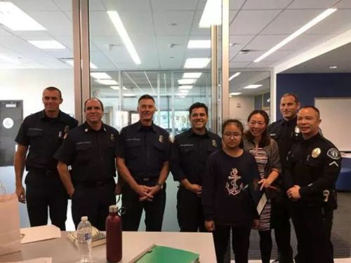 橙縣消防局官員前往周珈彤（右四）的學(xué)校送上獎(jiǎng)狀。（周媽媽提供）