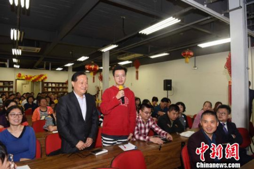 圖為圣保羅華校中文老師向國內(nèi)名師提問。　莫成雄 攝