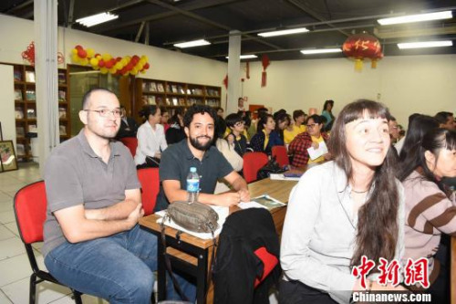 圖為巴西籍老師參加中文教學課程講座?！∧尚?攝