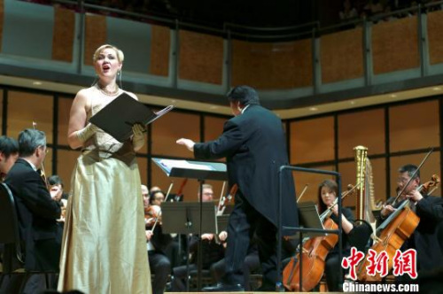 加拿大花腔女高音艾莉森(Allison Cecilia Arends)獻唱無詞協(xié)奏曲《楓林翠鳥》。主辦方供圖