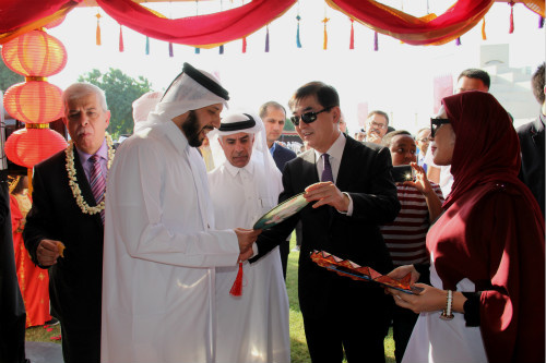 駐卡塔爾大使介紹中國工藝品。