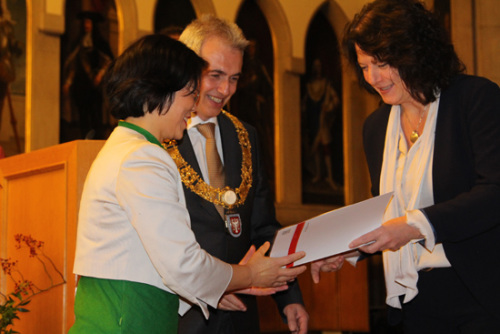 華茵中文學(xué)校校長(zhǎng)王璟翎接受市長(zhǎng)頒獎(jiǎng)。