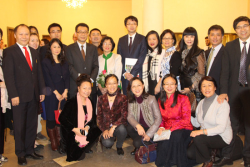 總領(lǐng)事王順卿與參加慶典的僑胞合影。