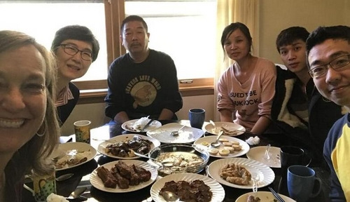 章瑩穎一家和伊大發(fā)言人、翻譯一起吃飯