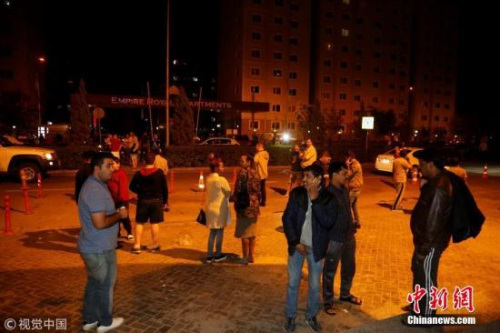 圖為伊拉克民眾疏散至街道。圖片來源：視覺中國(guó)