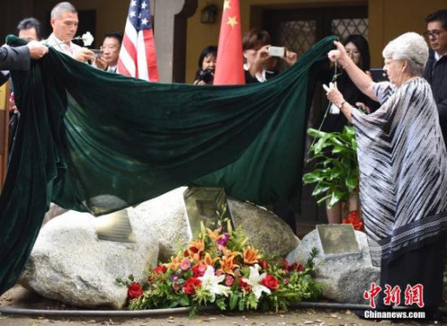 當(dāng)?shù)貢r(shí)間11月12日上午，威爾遜醫(yī)生紀(jì)念碑落成典禮在美國加州阿凱迪亞市舉行。中國駐洛杉磯總領(lǐng)館官員、威爾遜家人、美國友好人士、僑學(xué)界代表等數(shù)百人出席揭幕儀式，共同紀(jì)念威爾遜醫(yī)生在侵華日軍南京大屠殺期間的人道義舉。圖為威爾遜醫(yī)生的家人為紀(jì)念碑揭幕。<a target='_blank' >中新社</a>記者 張朔 攝