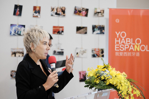 塞萬(wàn)提斯學(xué)院中國(guó)總負(fù)責(zé)人易瑪在十周年慶典現(xiàn)場(chǎng)致辭。