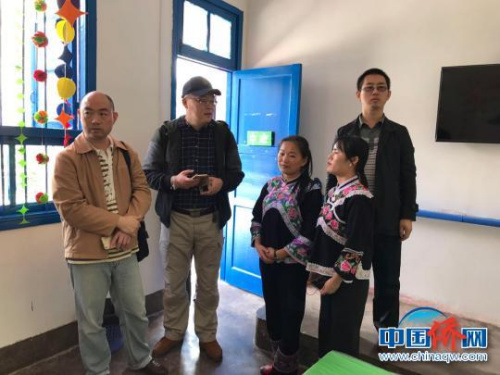 服務(wù)團(tuán)成員詢問打易鎮(zhèn)河頭上村幼兒園辦學(xué)情況　冉文娟　攝