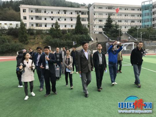 服務(wù)團(tuán)在望謨縣打易中學(xué)調(diào)研?！∪轿木辍z