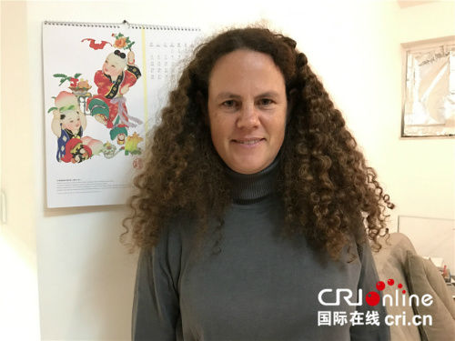 家住耶路撒冷的伊芙琳很喜歡中以合拍紀(jì)錄片《中國制造》。(攝影孫伶俐)