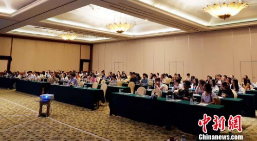 中國駐印尼泗水總領館12日在日惹特區(qū)舉辦2017年“領保進校園”——中國留學生領事保護與協(xié)助知識講座。圖為中國留學生認真聽講。中國駐印尼泗水總領館供圖