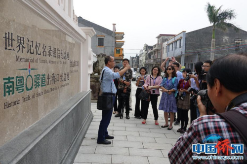 11月9日，中央媒體“走基層·僑鄉(xiāng)行”采訪團(tuán)一行來(lái)到江門，參觀梅家大院，聽(tīng)五邑大學(xué)教授張國(guó)雄介紹僑鄉(xiāng)特色建筑文化。記者 周乾憲 攝