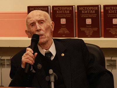 齊赫文斯基院士發(fā)言。