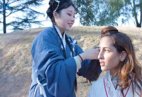 為前來體驗(yàn)的老外化中國古妝