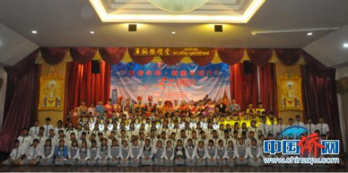 圖為部分觀演師生及嘉賓與演出團(tuán)合影。林浩　攝