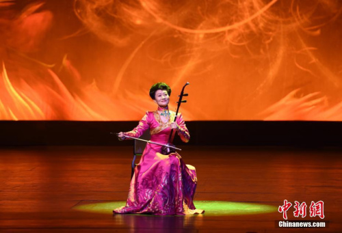 圖為當(dāng)晚演出的二胡獨(dú)奏《秦腔主題隨想》。 <a target='_blank' >中新社</a>記者 張朔 攝