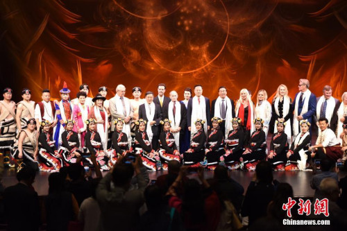 圖為演出結(jié)束后，中美雙方代表同演員合影。 <a target='_blank' >中新社</a>記者 張朔 攝