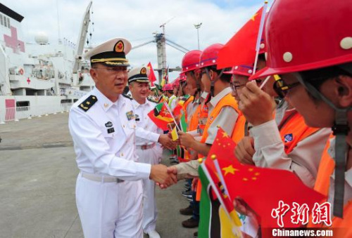 “和諧使命-2017”任務(wù)指揮所領(lǐng)導(dǎo)與前來(lái)歡送的中資機(jī)構(gòu)員工握手告別?！〗?攝