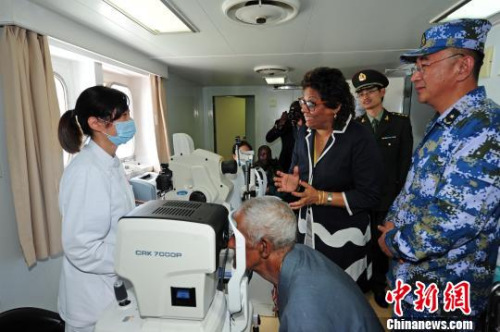 11月13日，在馬普托港，莫桑比克衛(wèi)生部長(zhǎng)阿布杜拉與和平方舟醫(yī)院船醫(yī)護(hù)人員親切交談?！〗?攝