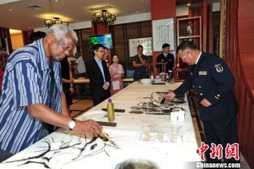 11月12日，任務(wù)官兵應(yīng)邀與莫國(guó)家藝術(shù)中心的畫(huà)家們開(kāi)展文化交流活動(dòng)，共繪中莫兩國(guó)友誼畫(huà)卷?！〗?攝