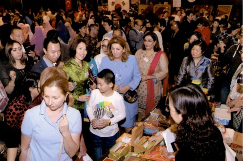 劉永鳳臨時(shí)代辦陪同埃及外長(zhǎng)夫人參觀中國(guó)展臺(tái)。