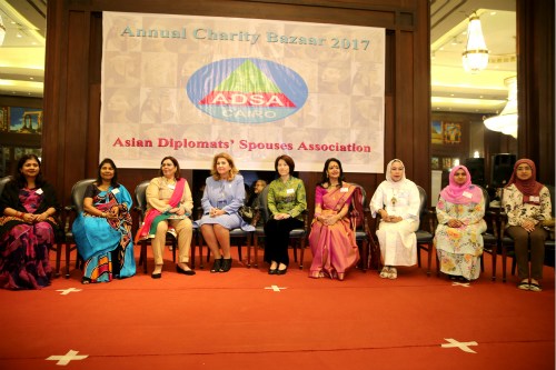 埃及外長(zhǎng)夫人和亞洲外交官夫人協(xié)會(huì)成員代表合影。