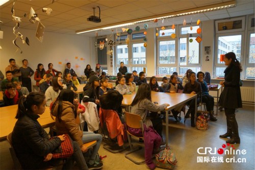 在華德中文學校舉辦的圍棋課座無虛席。